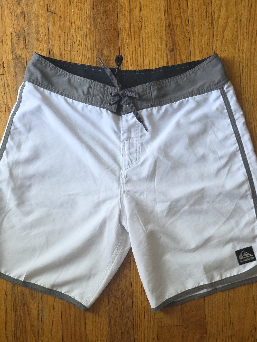 Quiksilver White & Gray Boardshorts Sz 34
